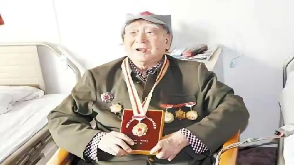 1943年，八路军政委秦光腰部中弹，两个汉奸要对他补刀。突然，秦光低声说了一句：