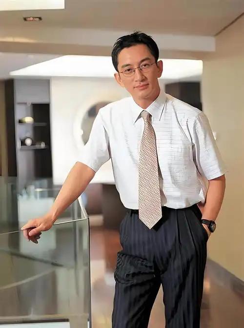 说他是香港“斯文与狠戾并存”的代表人物一点儿也不夸张。

前港圈能把“斯文”与“