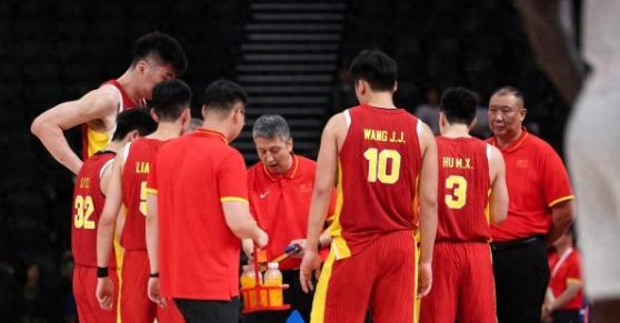 苏群被怼了！[太阳]

中国男篮在亚运会碰上沙特，杨毅和苏群的观点撞到一起。这争