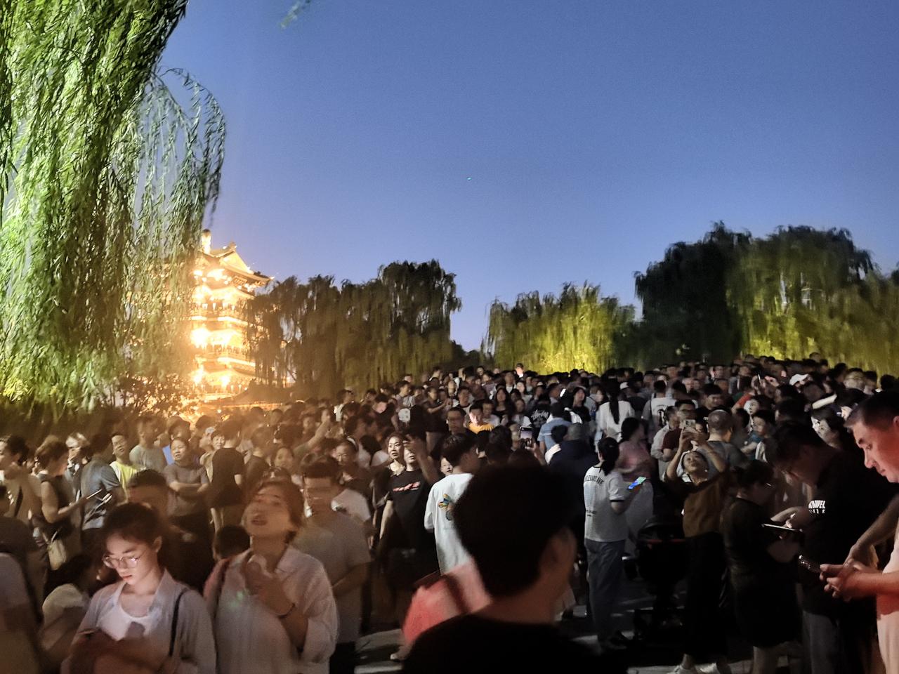 大明湖看无人机表演的人群