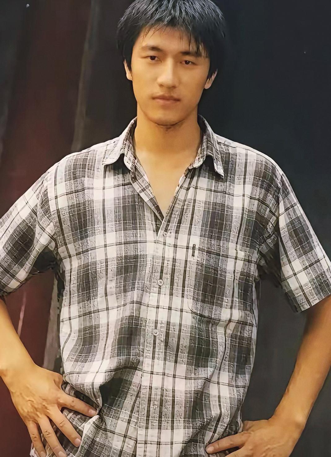 网上突然疯传一张张雪峰年轻时的照片，说实话，第一眼我也没认出来。

照片里那人，