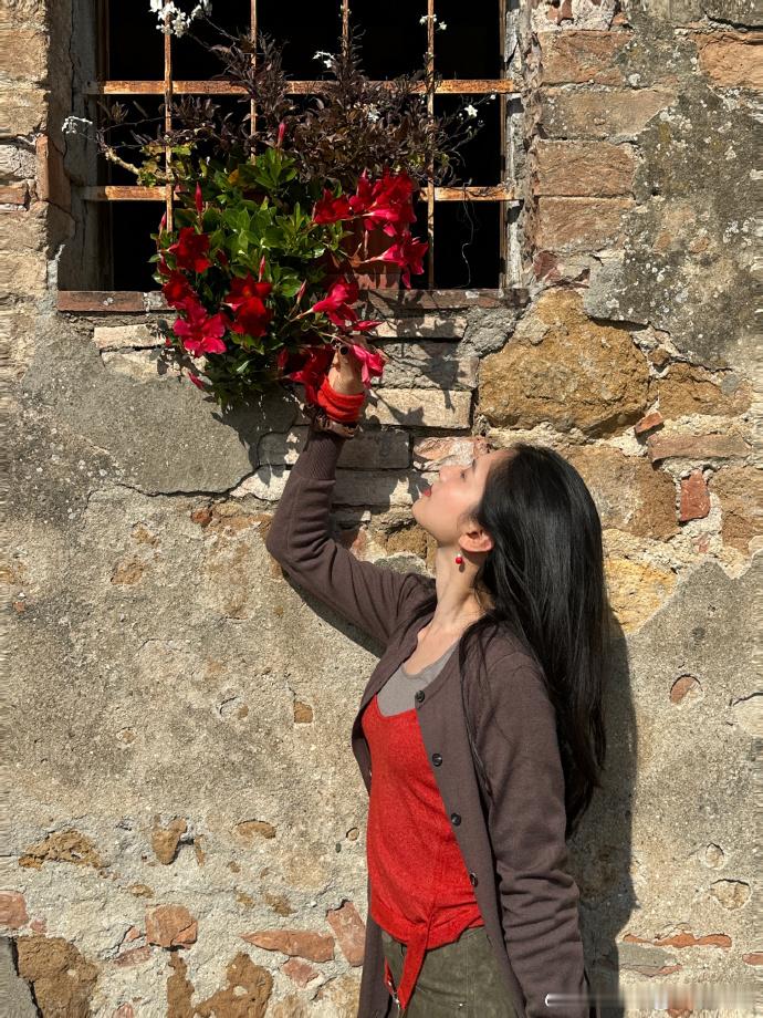 张婧仪托斯卡纳的艳阳下张婧仪18宫格托斯卡纳plog ​​​金色阳光吻过画面，托