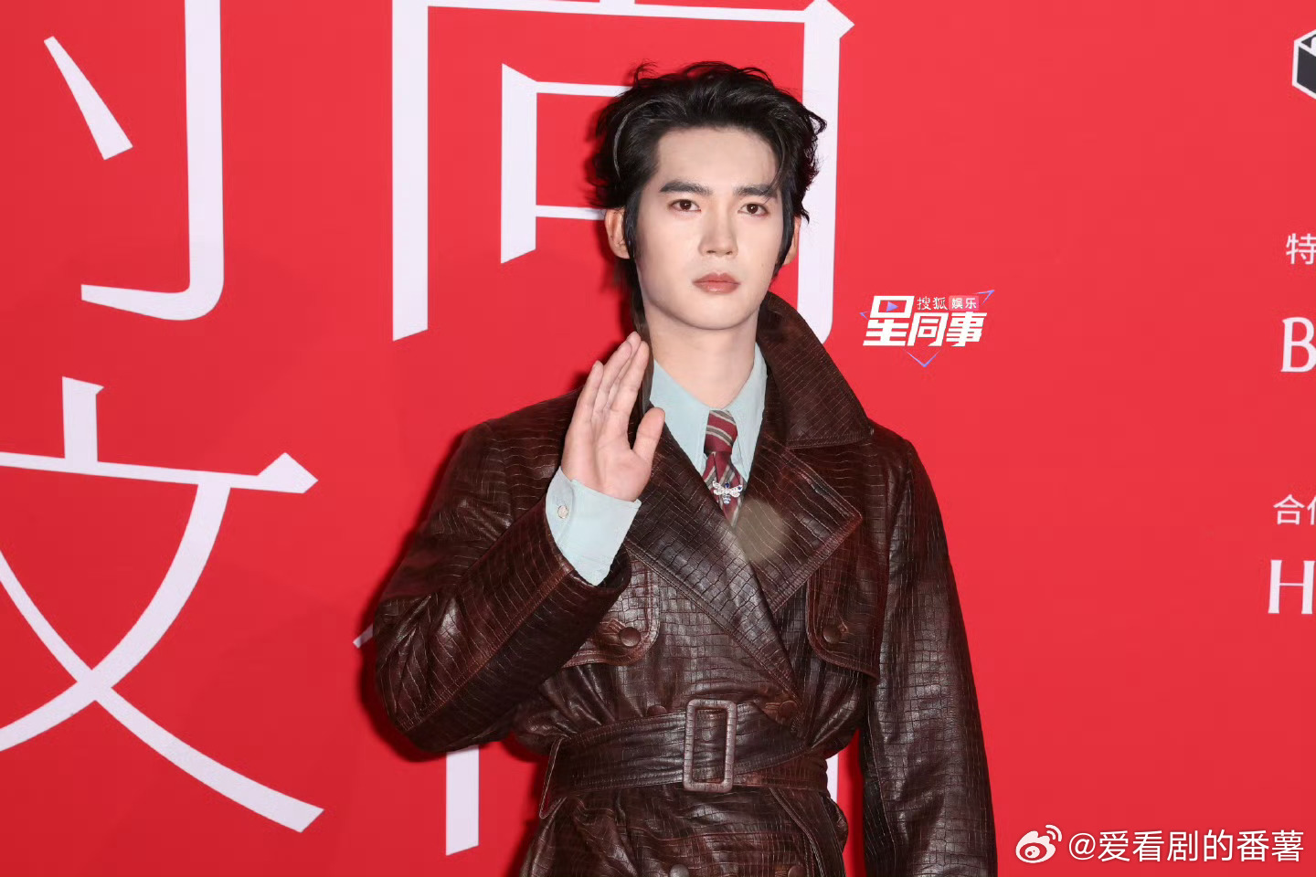 于适又来卷美拉德穿搭了宽肩窄腰大长腿，不愧是电影演员，超有质感！板板正正特精神，