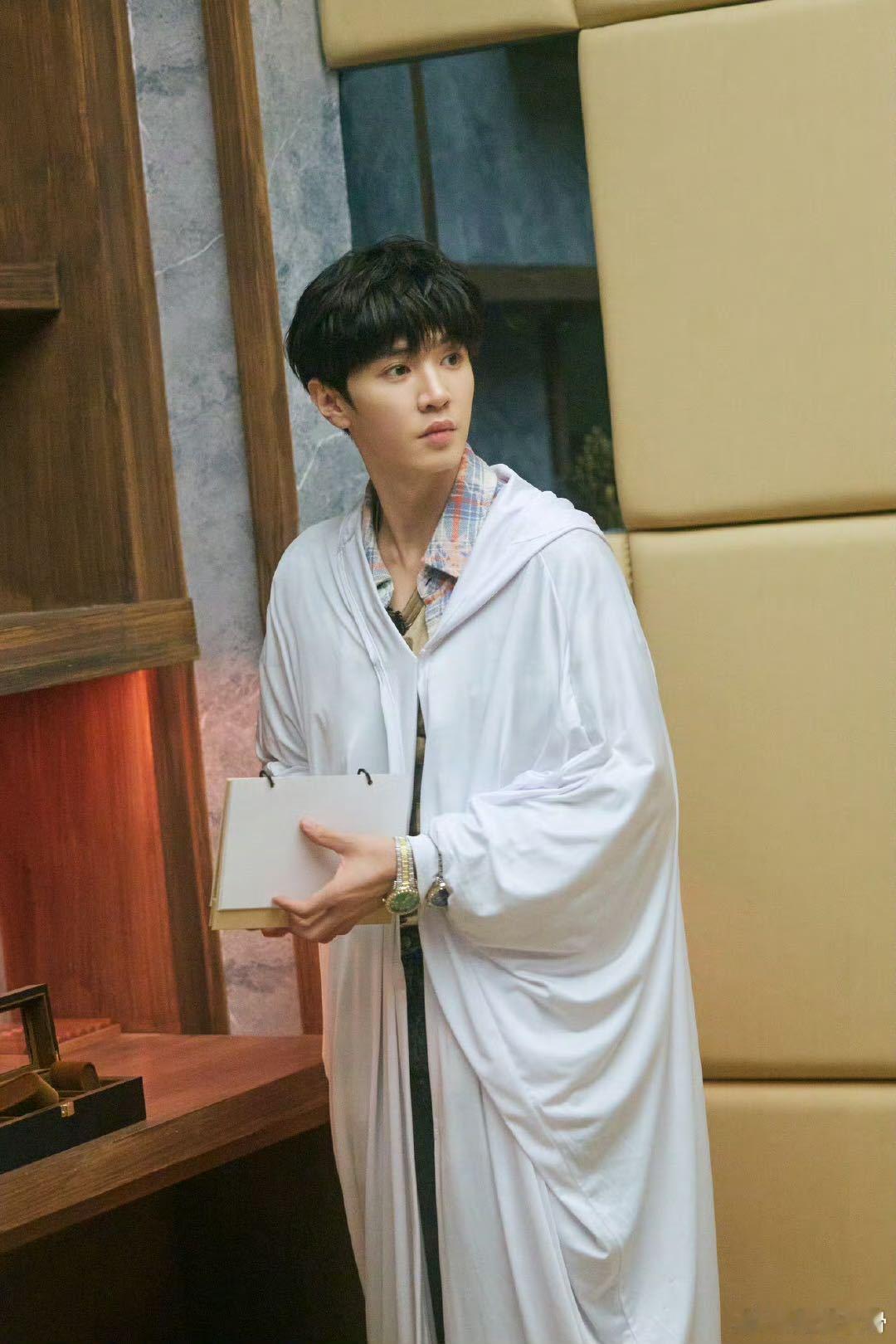 陈哲远在看恐怖片剧本  陈哲远要是真演恐怖片，那肯定会成为无数人的噩梦，想想都觉