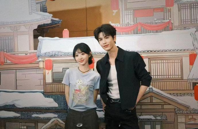 张凌赫 田曦薇逐玉庆功宴同框合照来了 