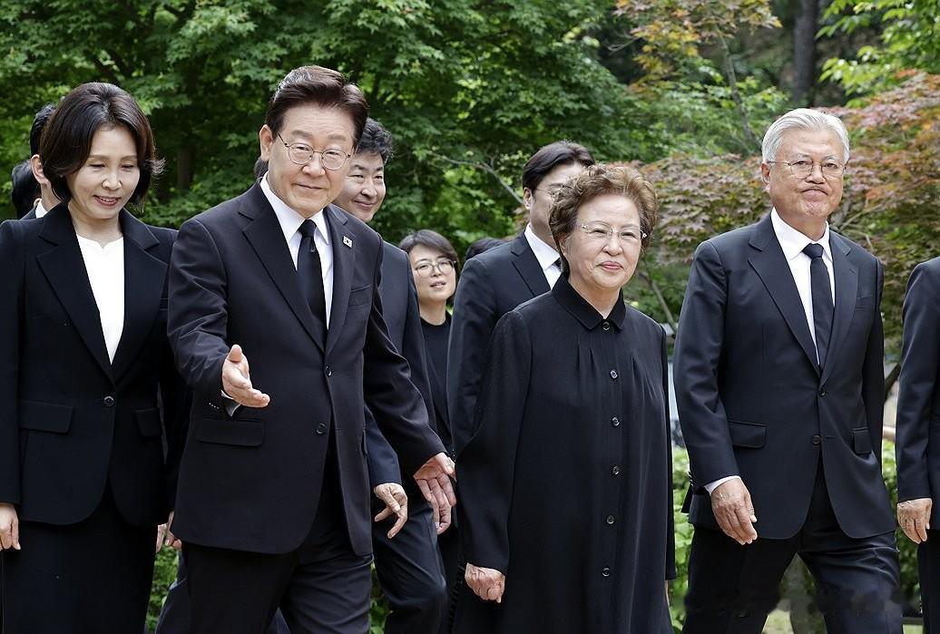 李在明邀文在寅青瓦台共进午餐，借特色餐食释放政坛团结信号

7月1日，韩国总统李