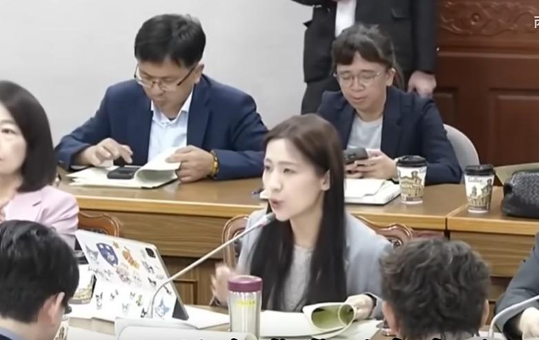 昨天下午台湾地区“民意机构”针对对美军购进行了朝野协商，结果只召开了一个小时就散