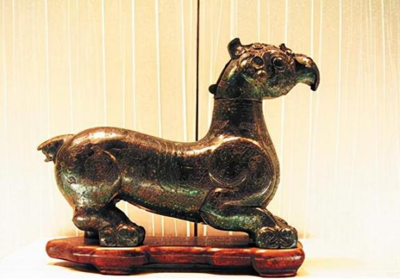 1991年，著名收藏家赵泰来放弃中国国籍加入英国，在英国每天都以捡垃圾度日，所有