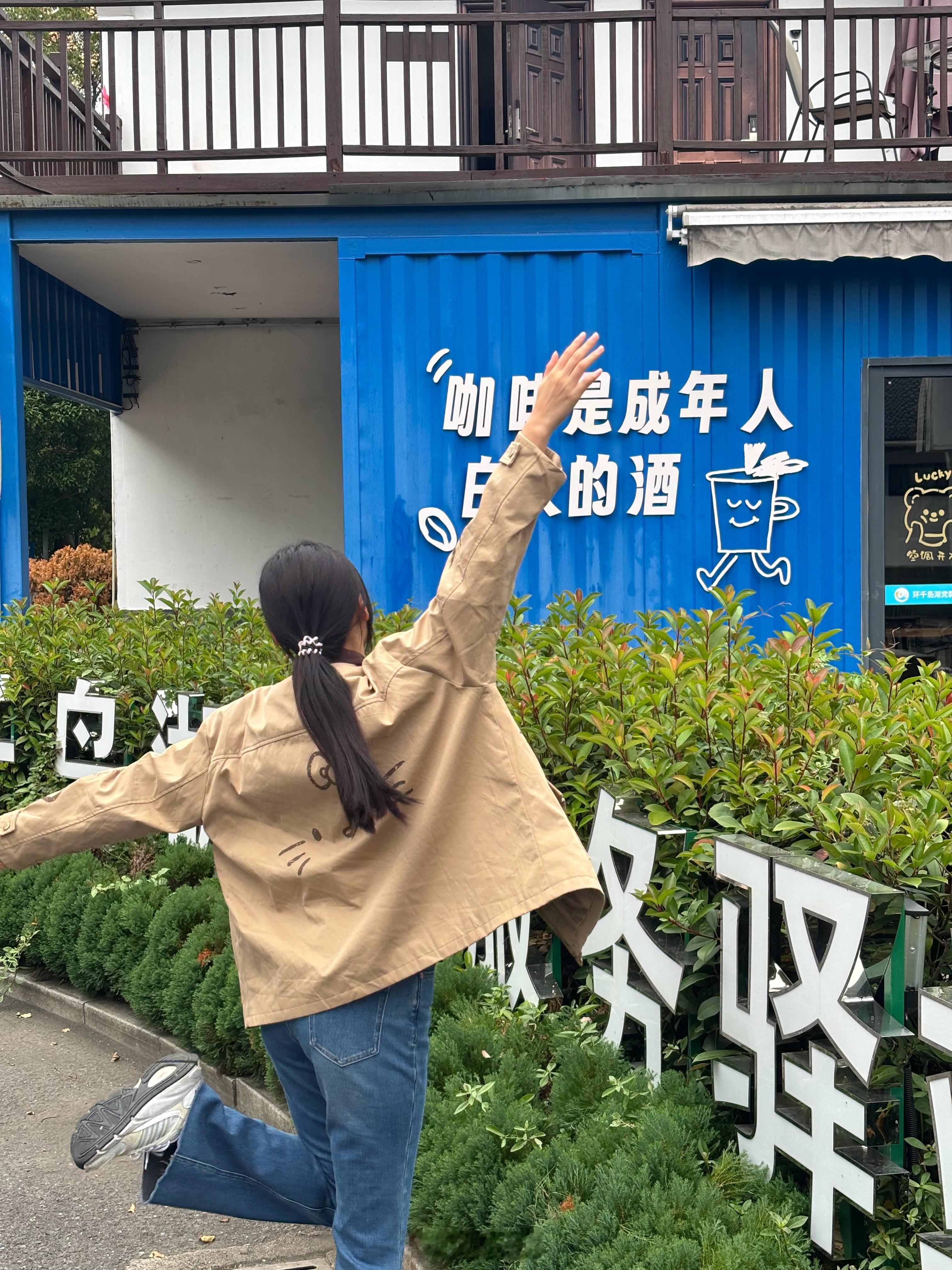 一大早闪现千岛湖，这个季节真的很舒服，开车跑跑山  ​​​