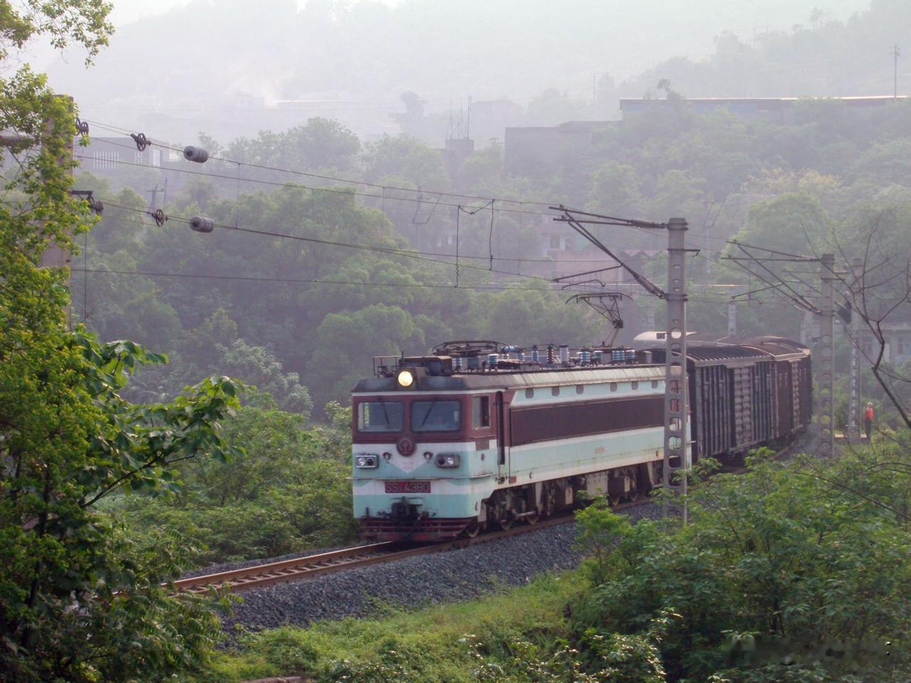 原重庆西编组站环形到达线，图1拍摄于2012年，一列成渝铁路过来的货运列车走环形