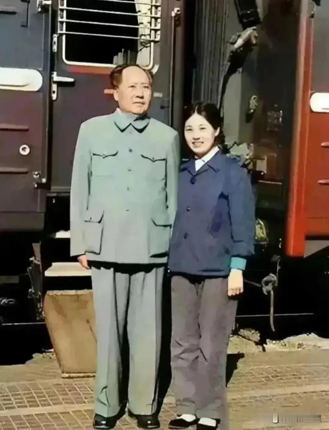 🙏请停留几秒，为伟人点个赞送朵花💐
《毛主席和劳动人民在一起》
在那岁月静好