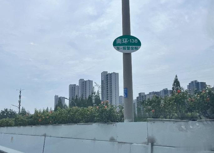 【早高峰宁波环城南路高架面包车自燃  无人员伤亡】8月12日早高峰，宁波环城南路