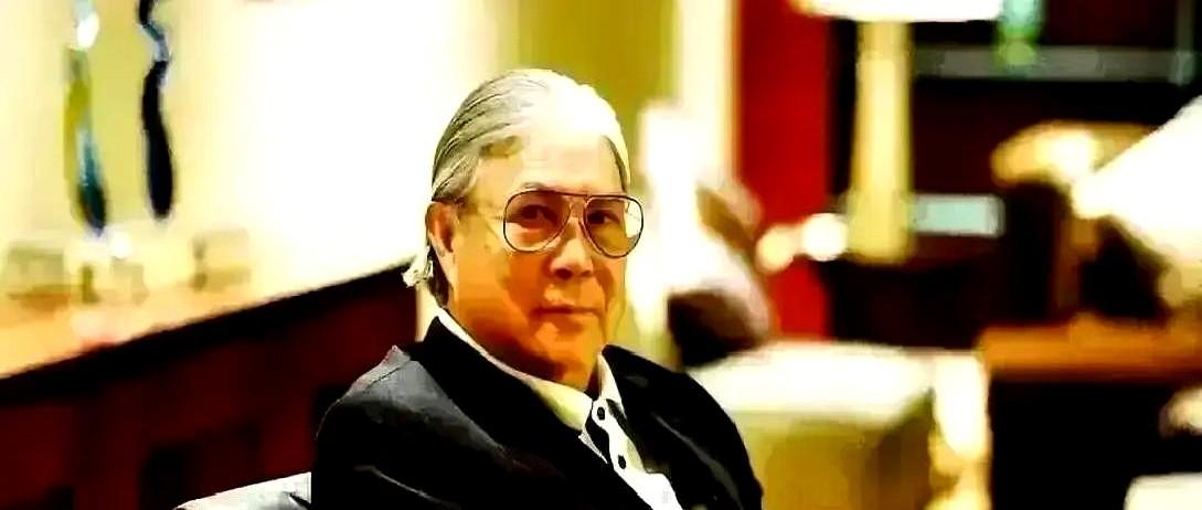 港媒蹲了十几年，就为看她离婚后每周三回霍家吃饭。

中秋节，十几口人一桌，朱玲玲