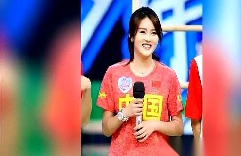 就一个字，“假”。
红底白字，跟个印章似的，“啪”一下，盖在全网的祝福上。
前一