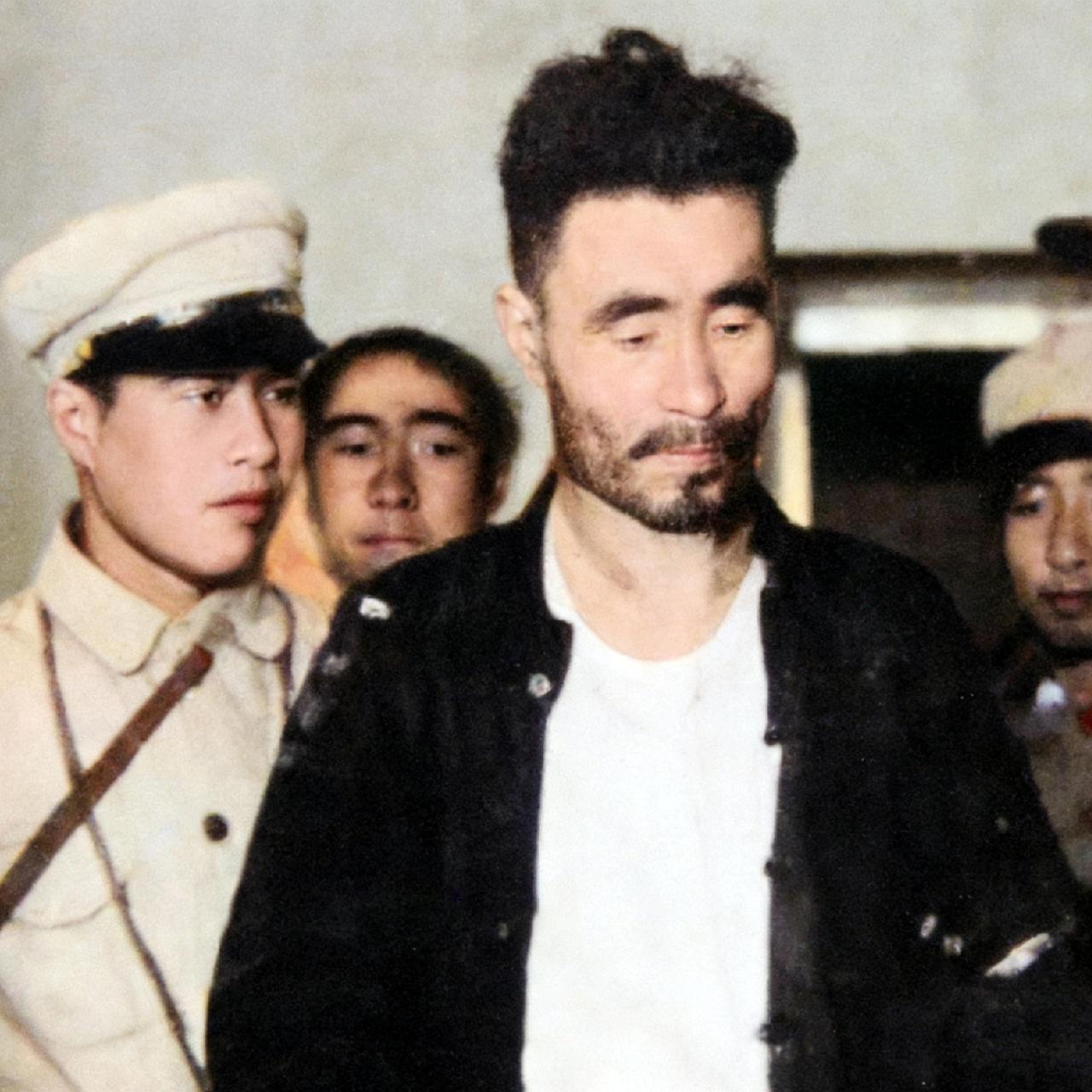 1949年，破坏“太原起义”的军长戴炳南，被逮捕时的画面，镜头中的他蓬头垢面，神