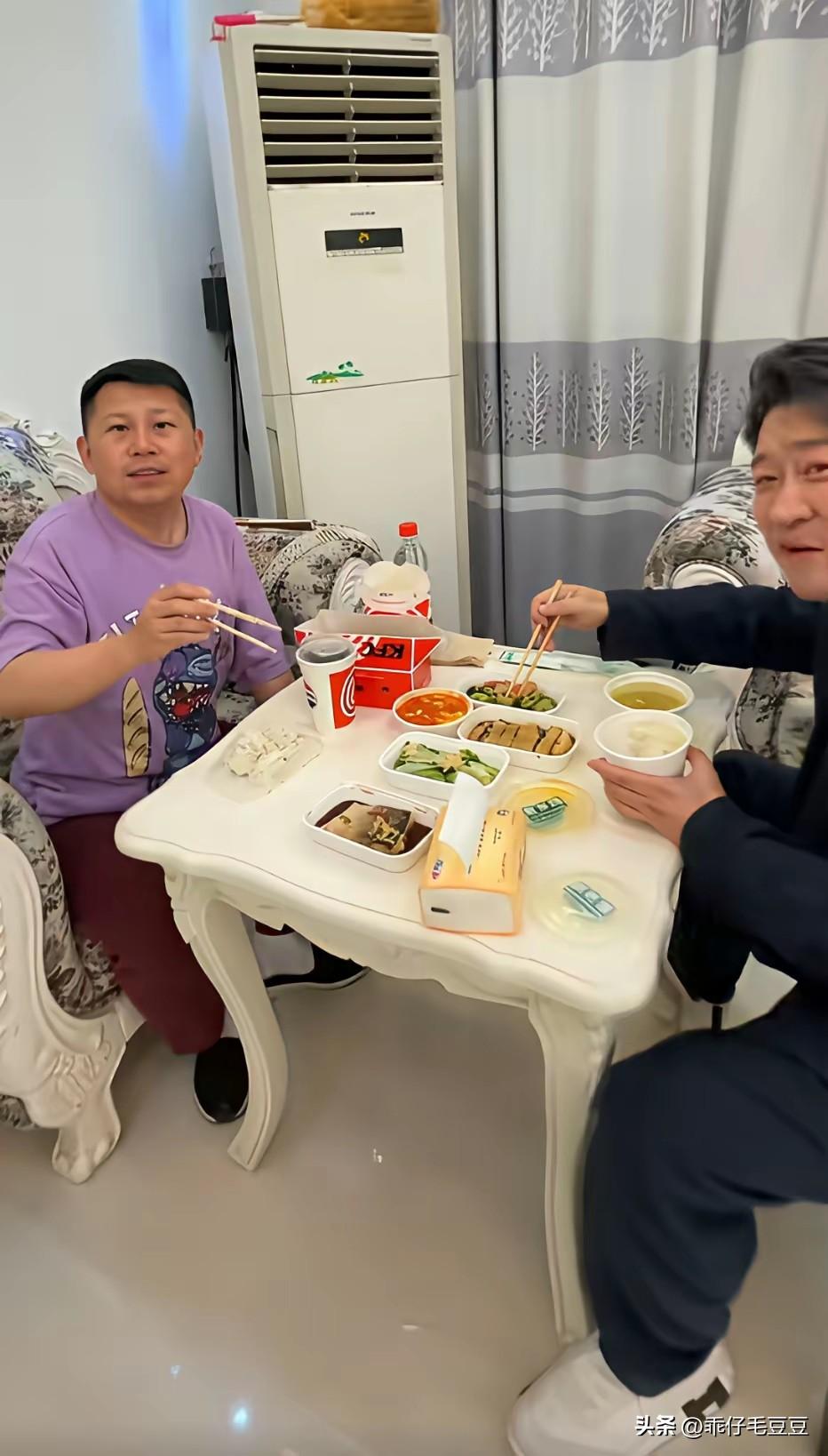这俩人的眼神给人感觉怪怪的。
曹云金和何云伟发日常，总想给人营造出一种过得很开心