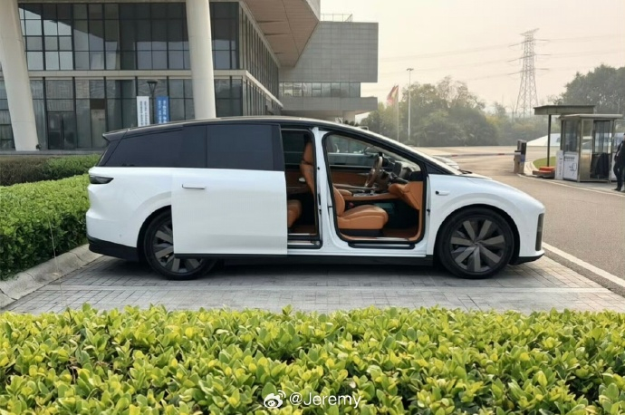 老哥做的图我感觉这才是理想 i8 的正确形态嘛～管什么 MPV、SUV，用户用的