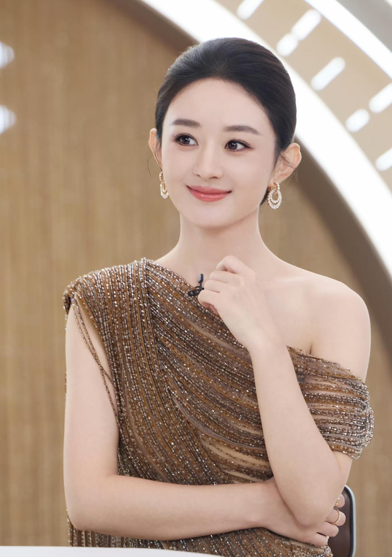 我闺蜜是做艺人助理的，
跟我说了一个真相，
像赵丽颖这种身体突然不适的，大多都是