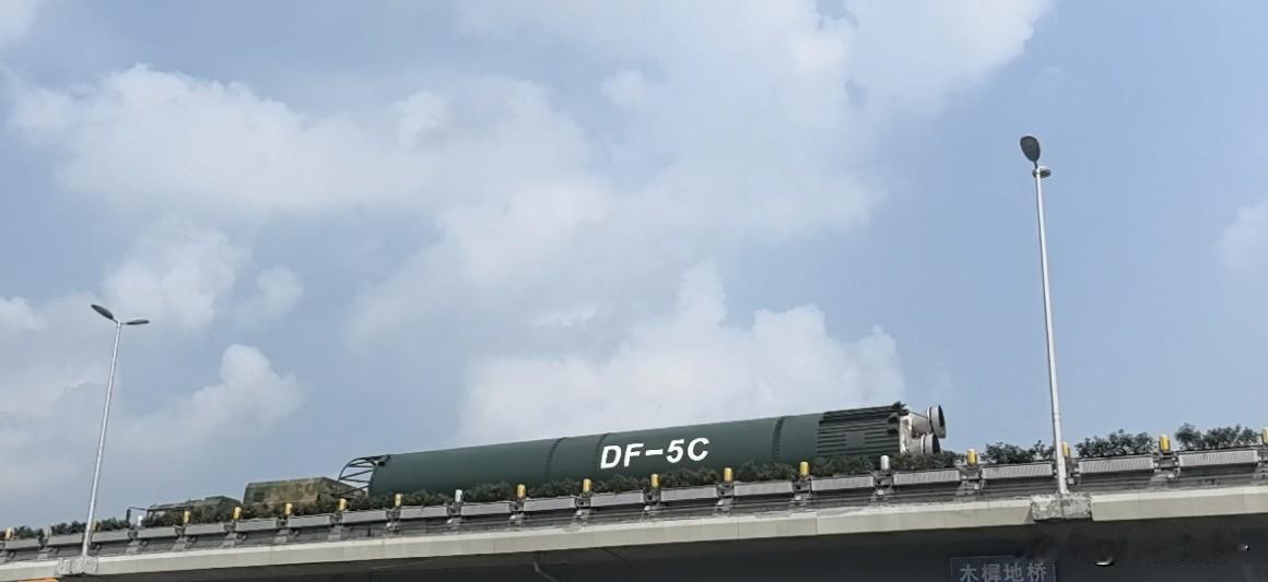 又给自己加戏？
今天我们举行大阅兵活动
岛内台独分子很害怕
但是对美国又很期待