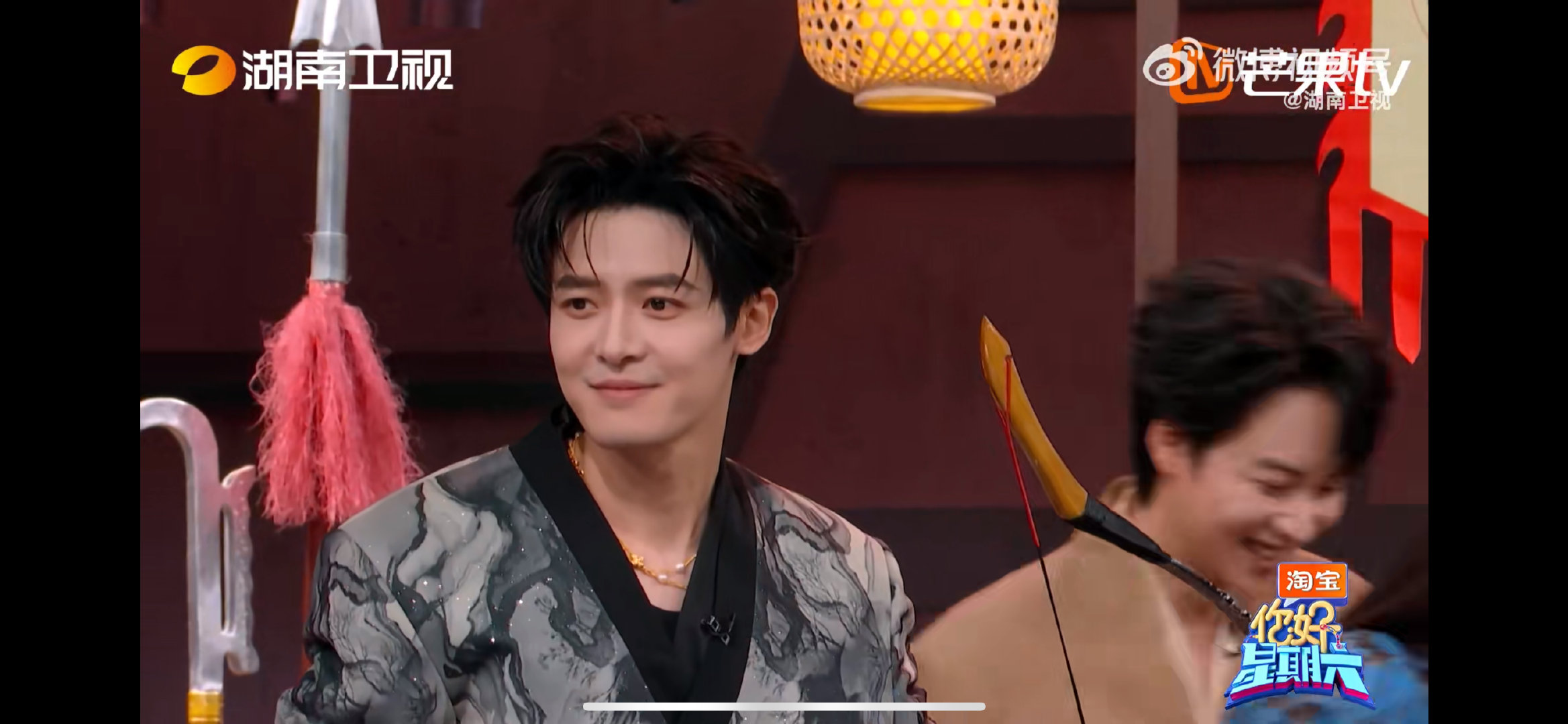 宋茜回头一看身后空无一人救命！宋茜回头空无一人的样子像极了我考试时不会做回头想抄