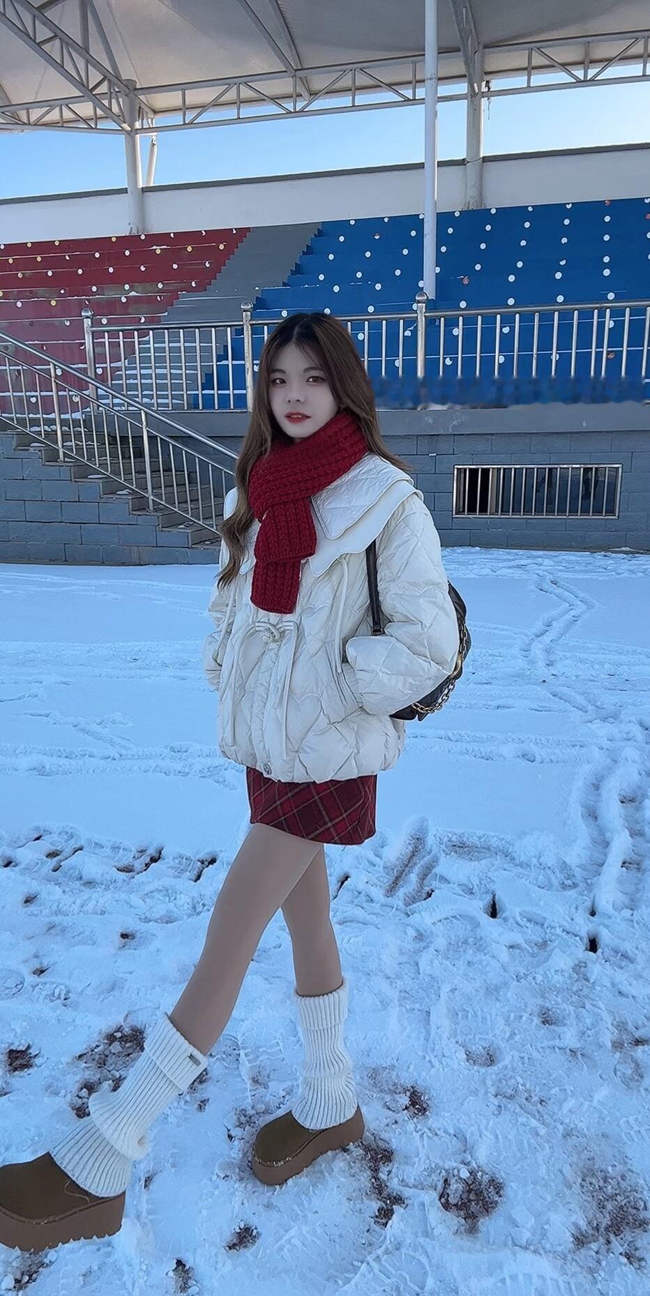 冬日穿搭指南：红围巾与白外套的完美搭配🌨️👗👢