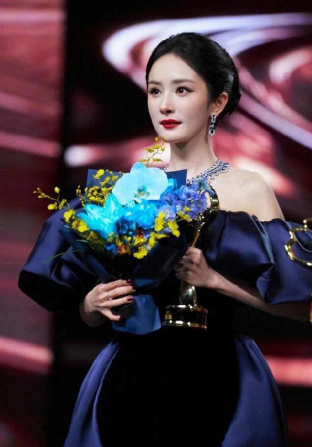 杨幂环女主提名2.0！
杨幂这次金鹰奖最佳女主掉提，但是《生万物》的迟蓬，秦海璐