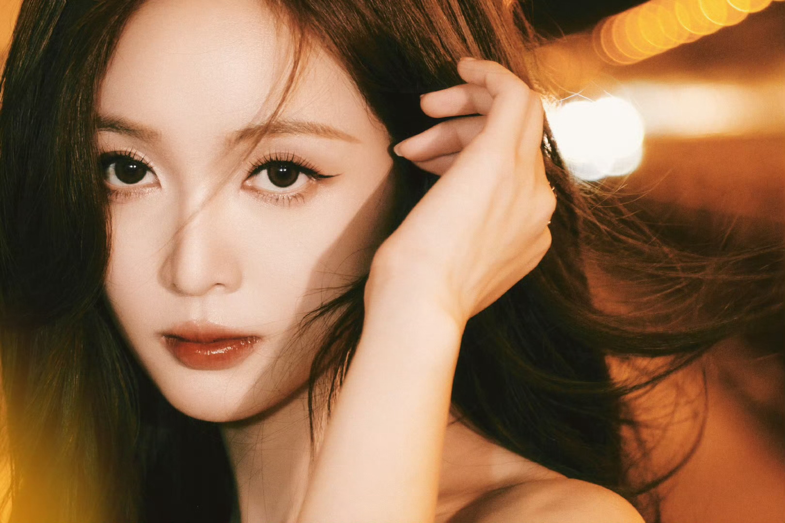 吴宣仪红裙玫瑰吴宣仪穿红色好美啊！热烈的红玫瑰🌹 湖南卫视618开心夜 ​​​