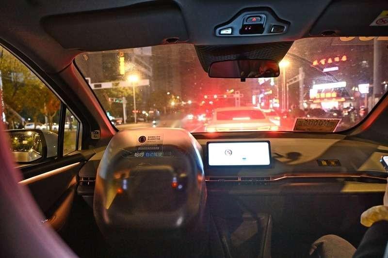 一辆无人驾驶车，在斑马线上撞倒了两个人。
我看到这两个字，一股火腾上来，又变成了