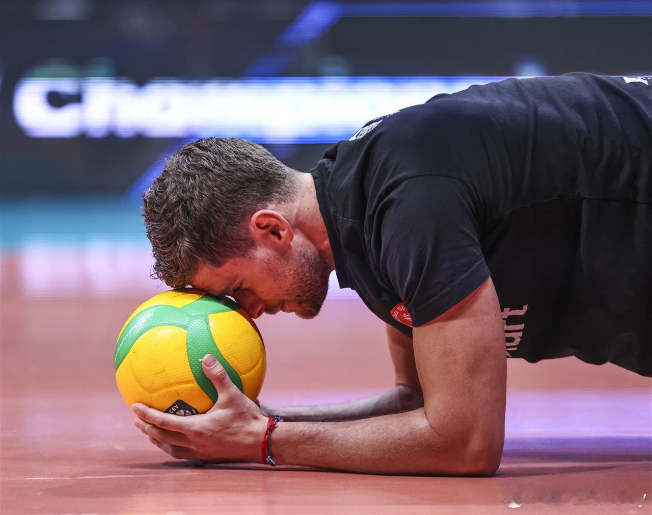 【男排欧冠】正赛A组，土耳其安卡拉农行3-1法国图尔赢开门红（25-21 21-