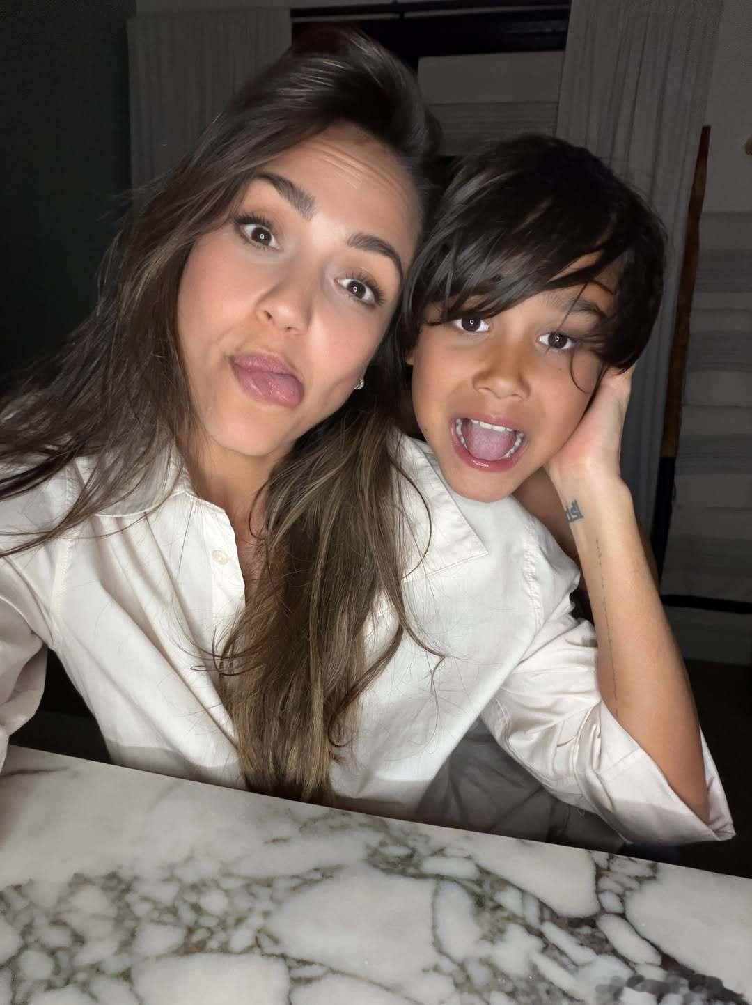 Jessica alba杰西卡阿尔芭晒和宝贝儿子Hayes的四连拍，是会配合妈妈