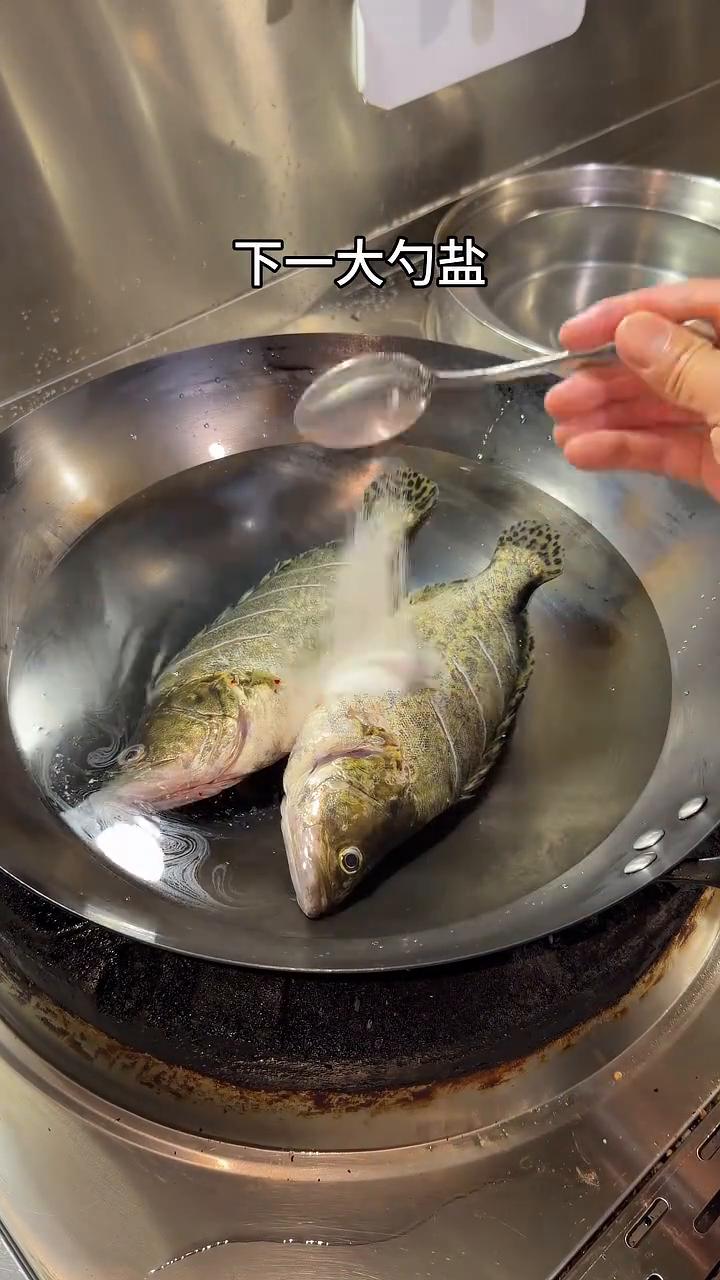水煮鳜鱼。
·起锅冷水下入鳜鱼，下一大勺盐、葱、姜和料酒，浸泡十分钟将鱼捞出。