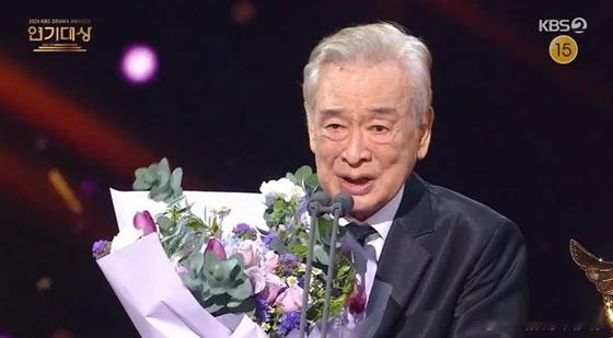 ——这是国民爷爷李顺载病中最后的舞台，最后一次的获奖感言——“各位观众，我这一生