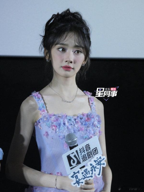 王影璐模仿鸡排哥刷到王影璐模仿鸡排哥，我直接发给朋友问 “这是鸡排哥新徒弟吗”？