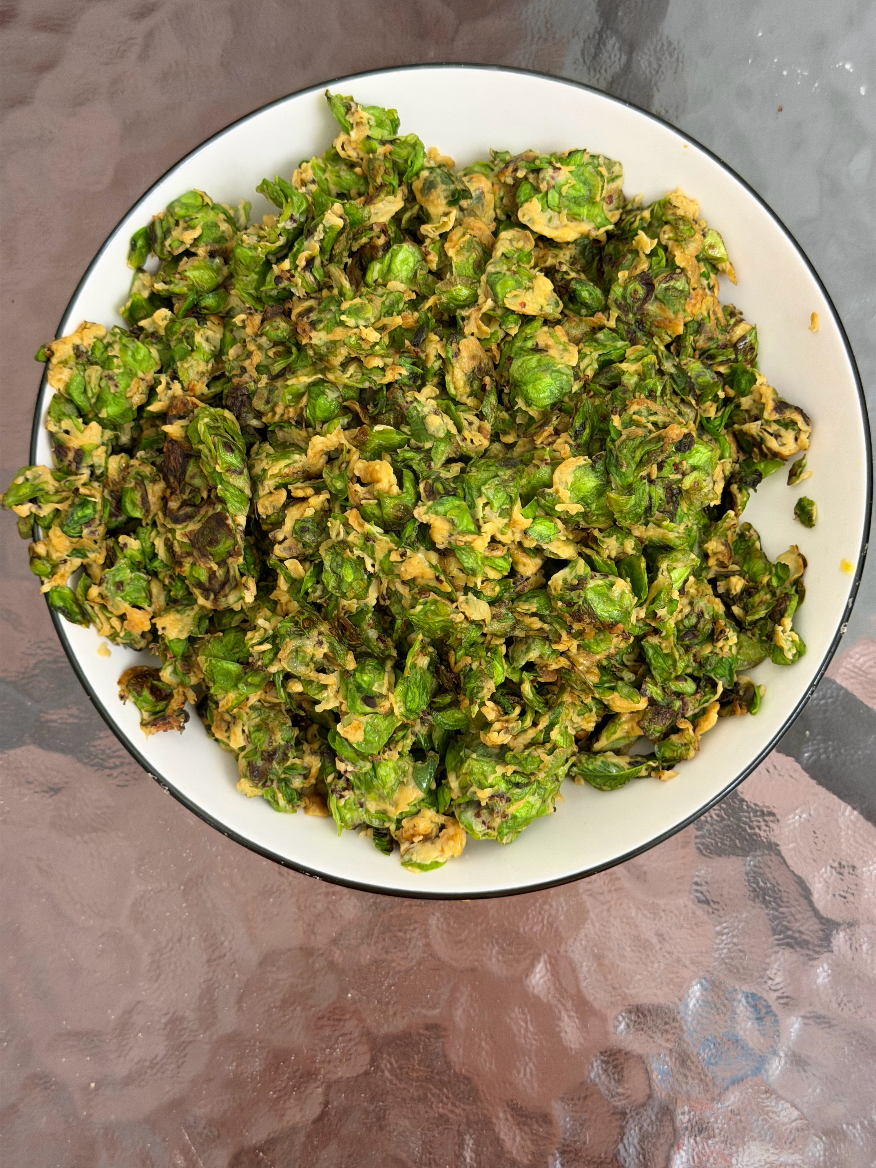 下班啦，炒一盘榆钱鸡蛋。小时候在家能吃到，长大之后，只能在网上买回来自己做着吃，