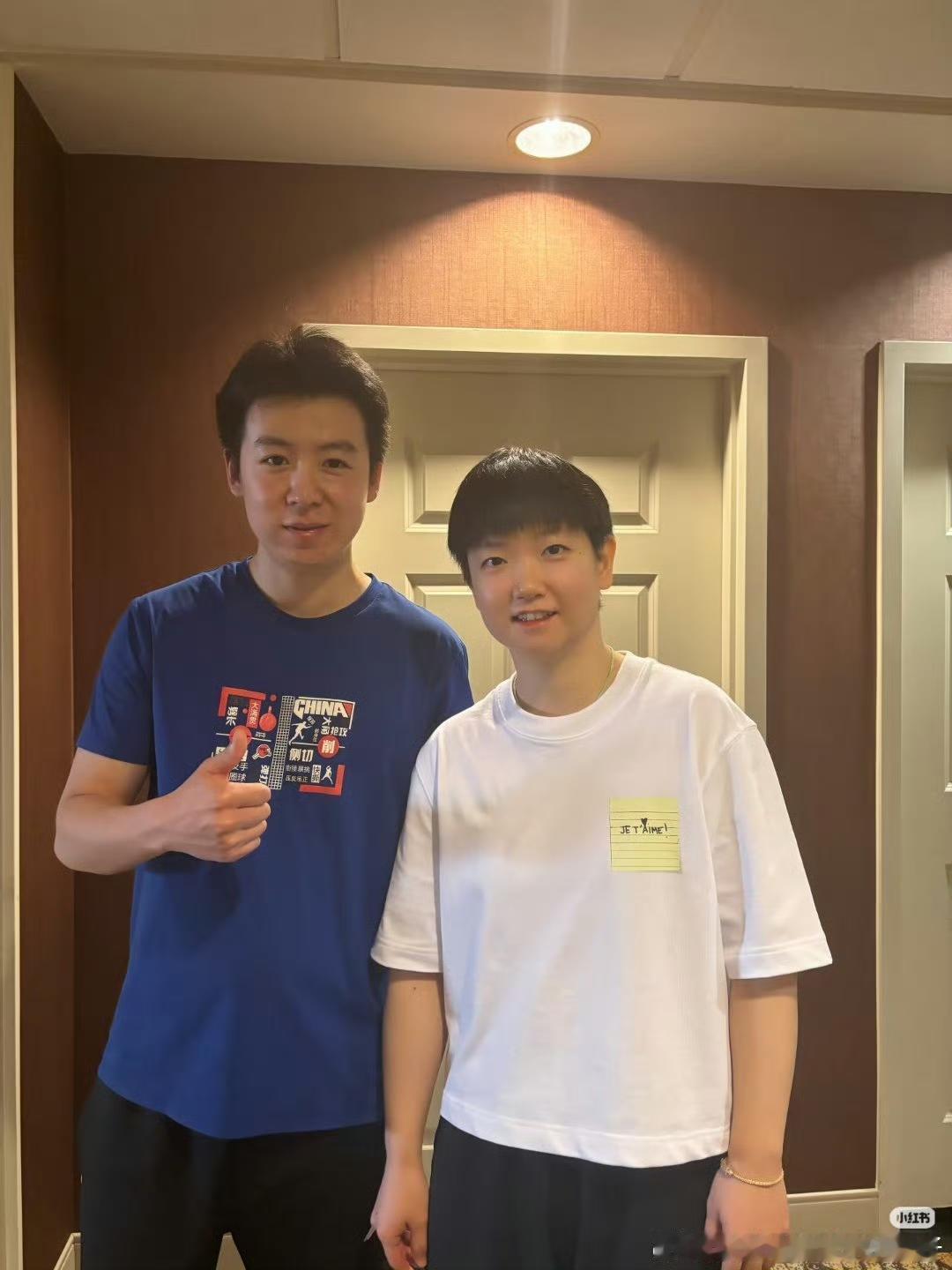 7月7日田野晒出国乒大满贯他和国乒运动员合影，女运动员就孙颖莎自己，其他都是男运