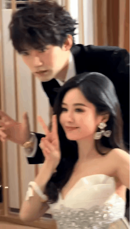 周翊然郑合惠子合影梦回十二封信周翊然郑合惠子红毯后台合影了，谁懂啊，真的一下子梦