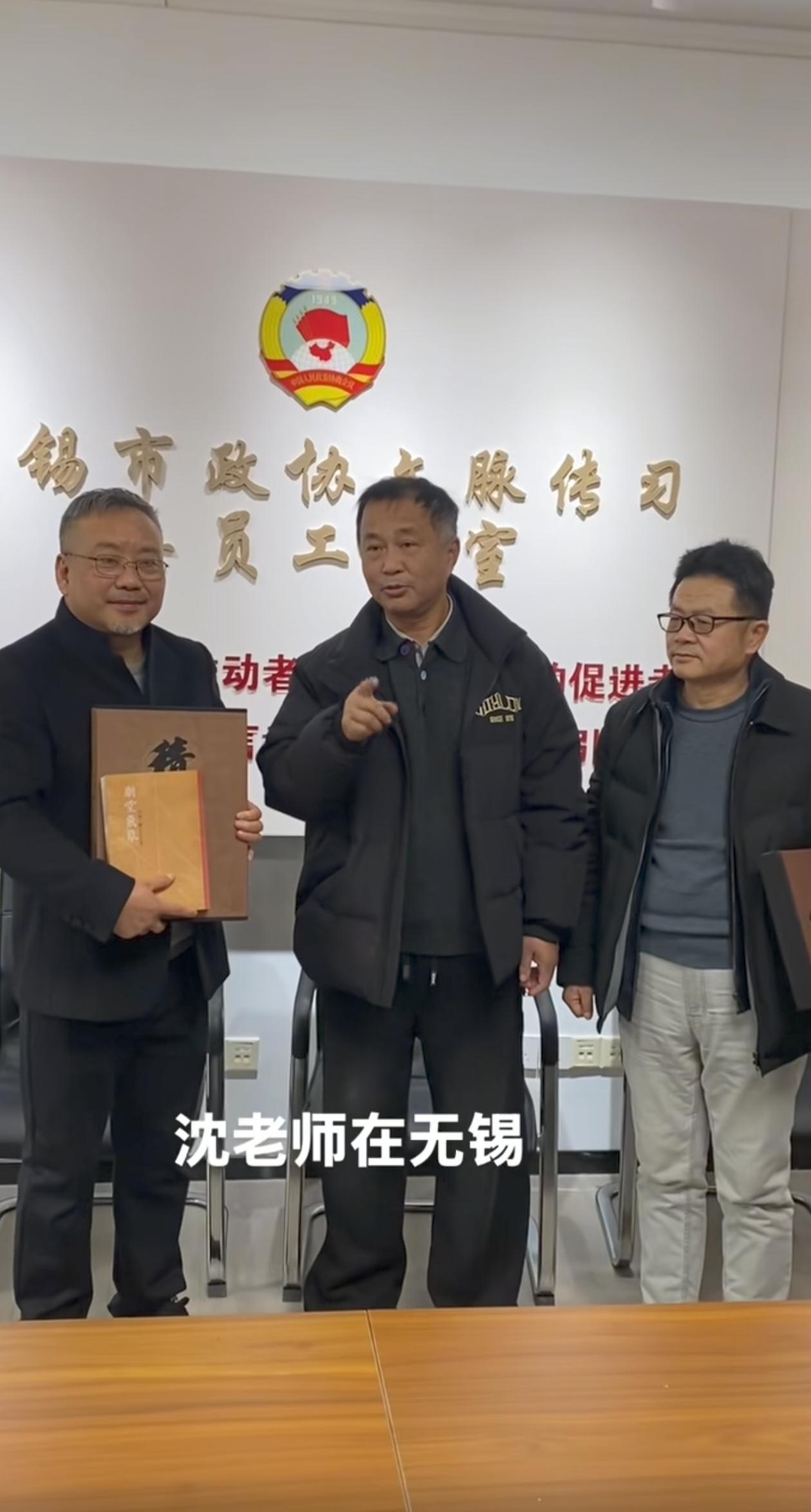 沈巍老师来到无锡，在黄养辉艺术馆受到热情接待，坐在妥妥的C位，与艺术家们齐聚一堂