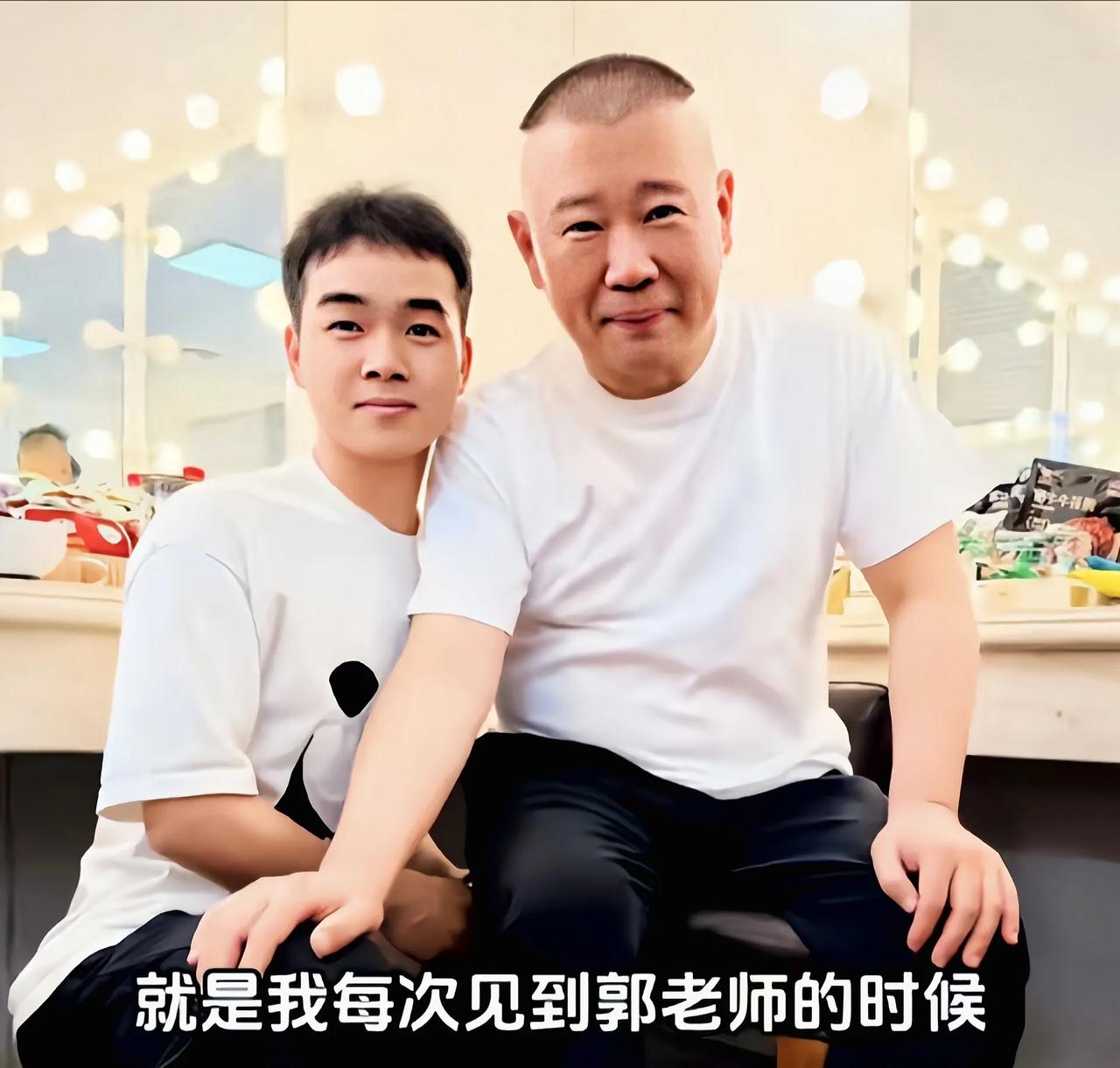 岳云鹏后继有人，尚筱菊装大佬，被烧饼无情推飞的一幕太可乐了

烧饼家这局组得热闹