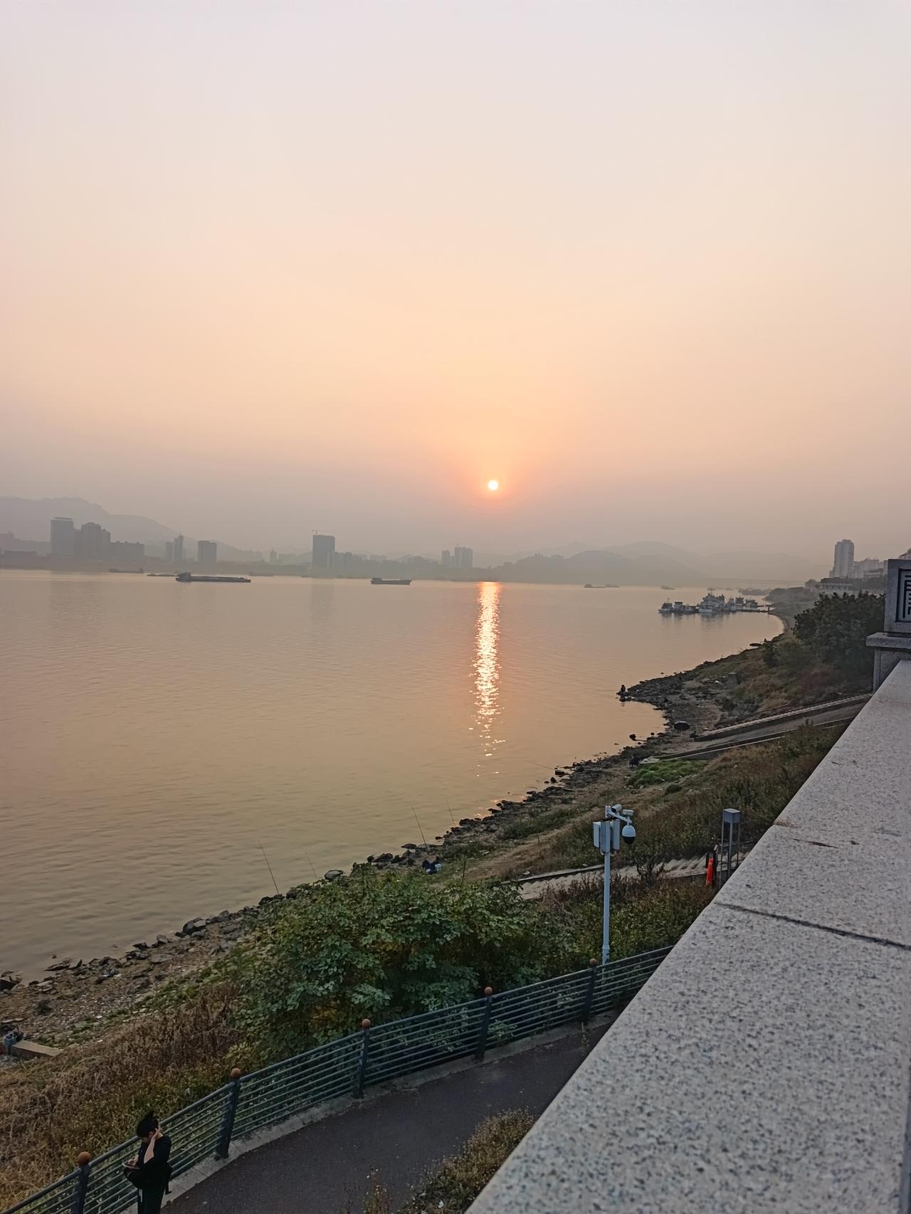 为什么总有人说夕阳到处都一样
却依然有人在西江旁边拍夕阳


你敢相信吗？这就是
