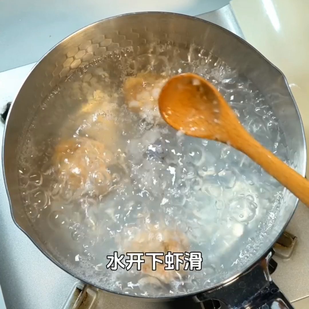 今天下班累成狗，结果一开门就闻到香味！竟然在厨房捣鼓番茄虾滑粉丝煲！看着锅里红彤