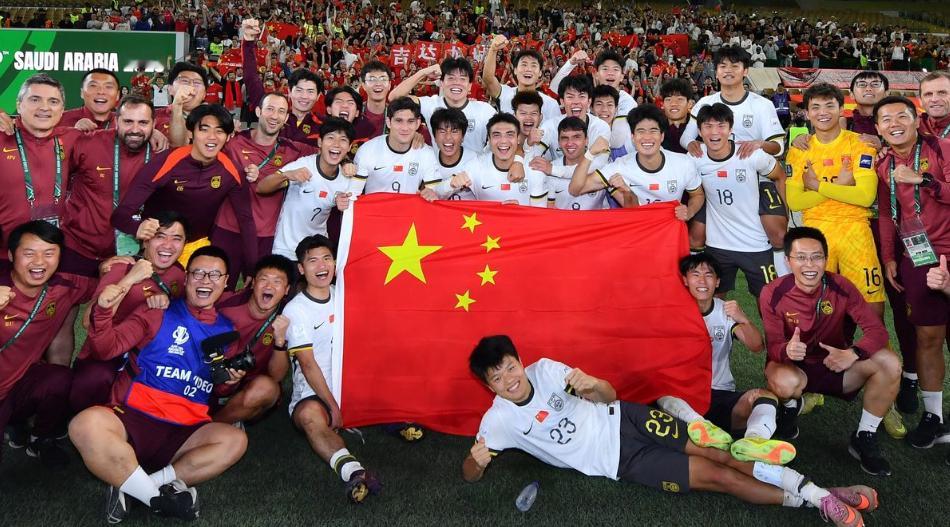 U23国足赛后大合影中国足球需要这样的时刻   有多少朋友早上是笑着醒来的