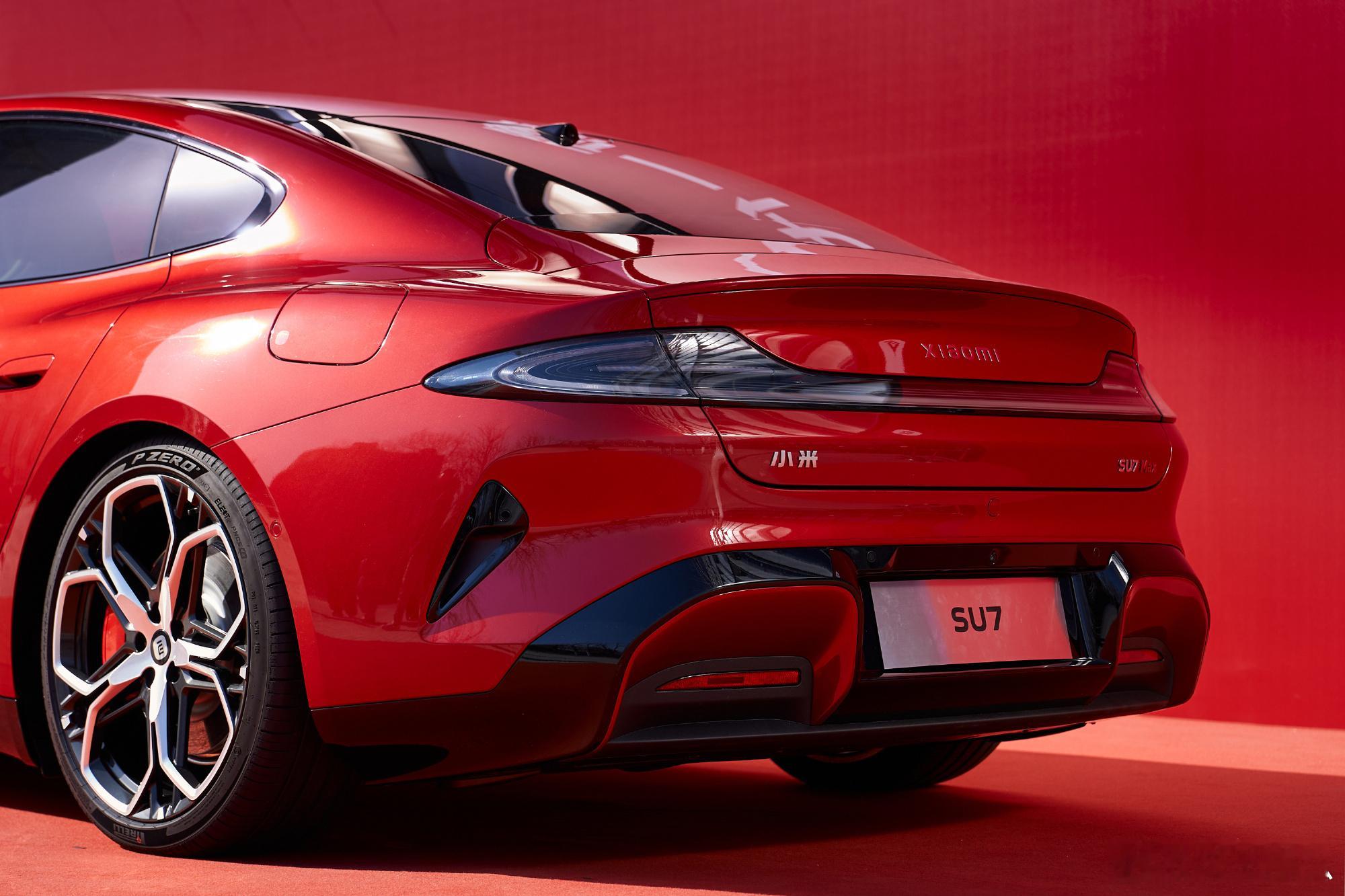 新一代SU7 赤霞红实车登场！特地选了开工后，寓意着红红火火，大家觉得这颜色咋样