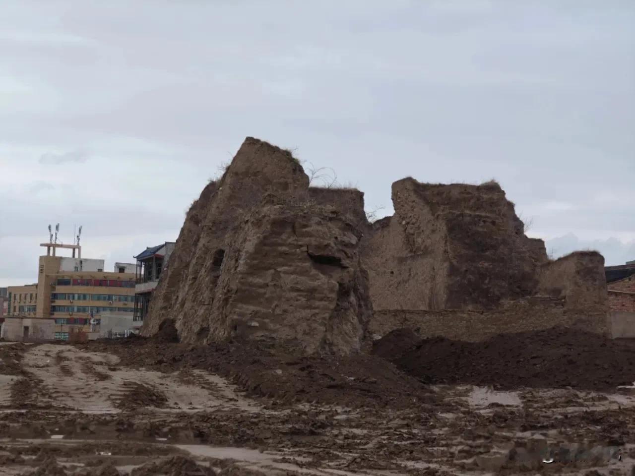 陇西明代城墙遗迹，见证了明清巩昌城的宏大规模，具有军事用途的城墙，如今只存不多的