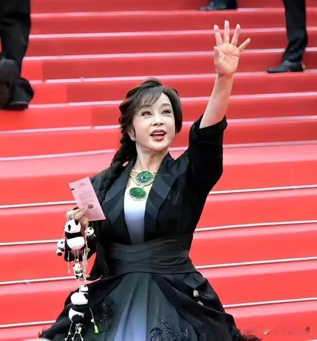 刘晓庆摊上事了！8月31日，深圳中院送达终审判决，驳回刘晓庆上诉，维持原判。最让