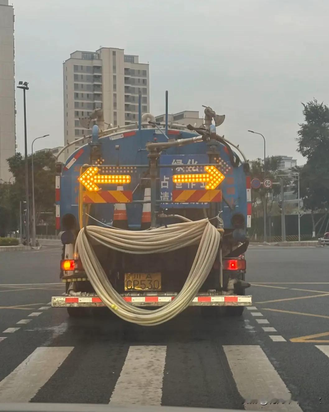 跟在他后面，以为这个车在对我笑，吓了我一跳