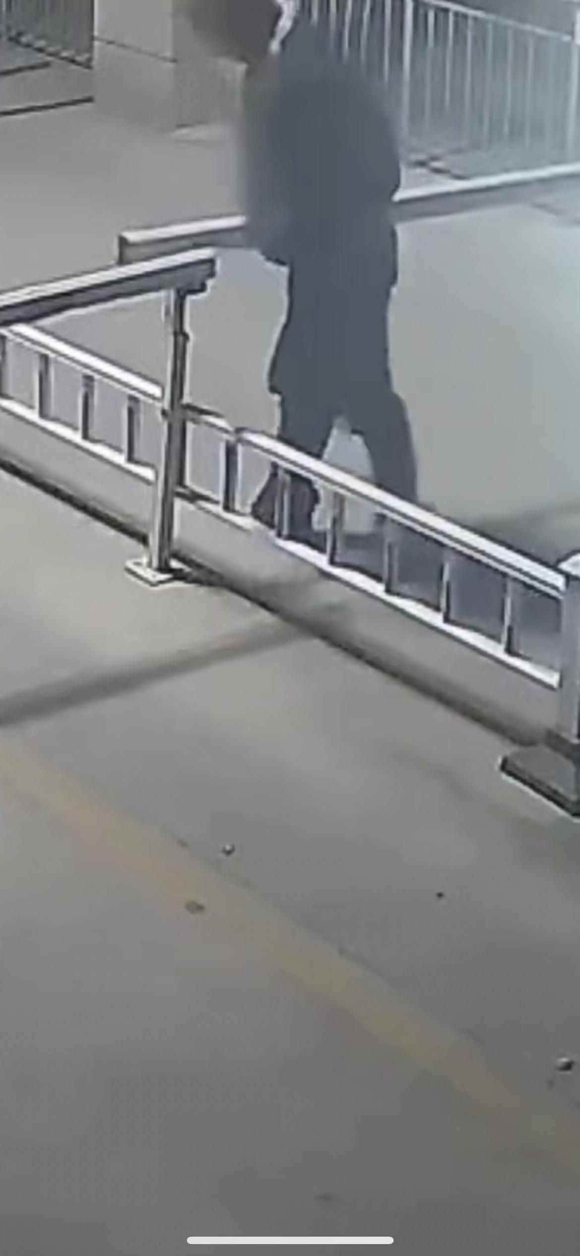 1月16日山西，男子钻道闸碰歪栏杆还“乱恢复”，后续车辆扫码进场 ，杆直接断裂，