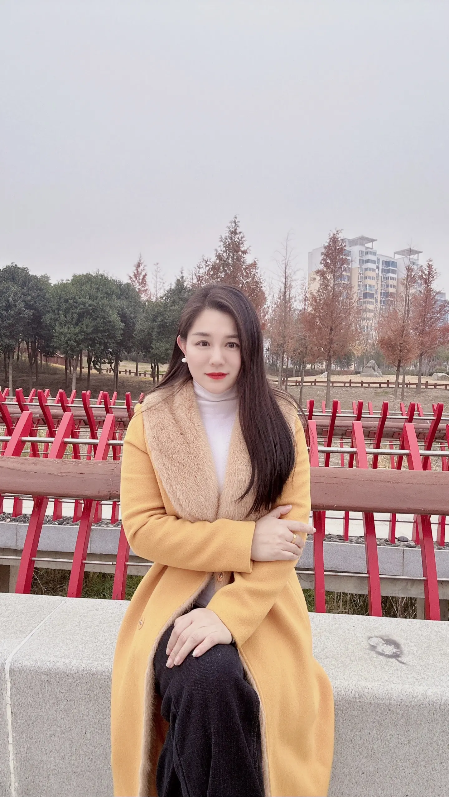 比起从前，我更喜欢 现在的自己，逐渐和自己和解，尝试拥抱遗憾，情绪稳定且勇敢。