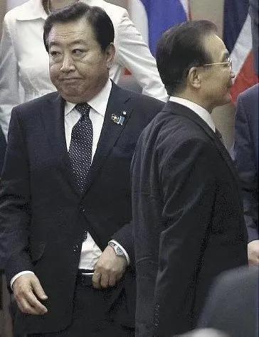 老照片：2012年，中日爆发激烈的钓鱼岛争端，时任总理与日本右翼首相野田佳彦擦肩