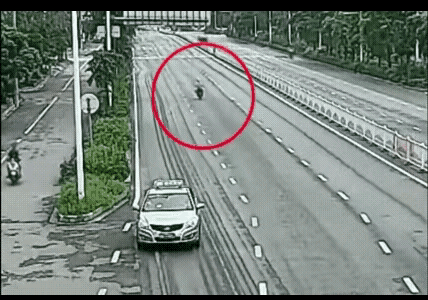 这下出租车赔大了。
前年有一大货车停在路边，只占了公路0.4米，早上一辆电马儿搭