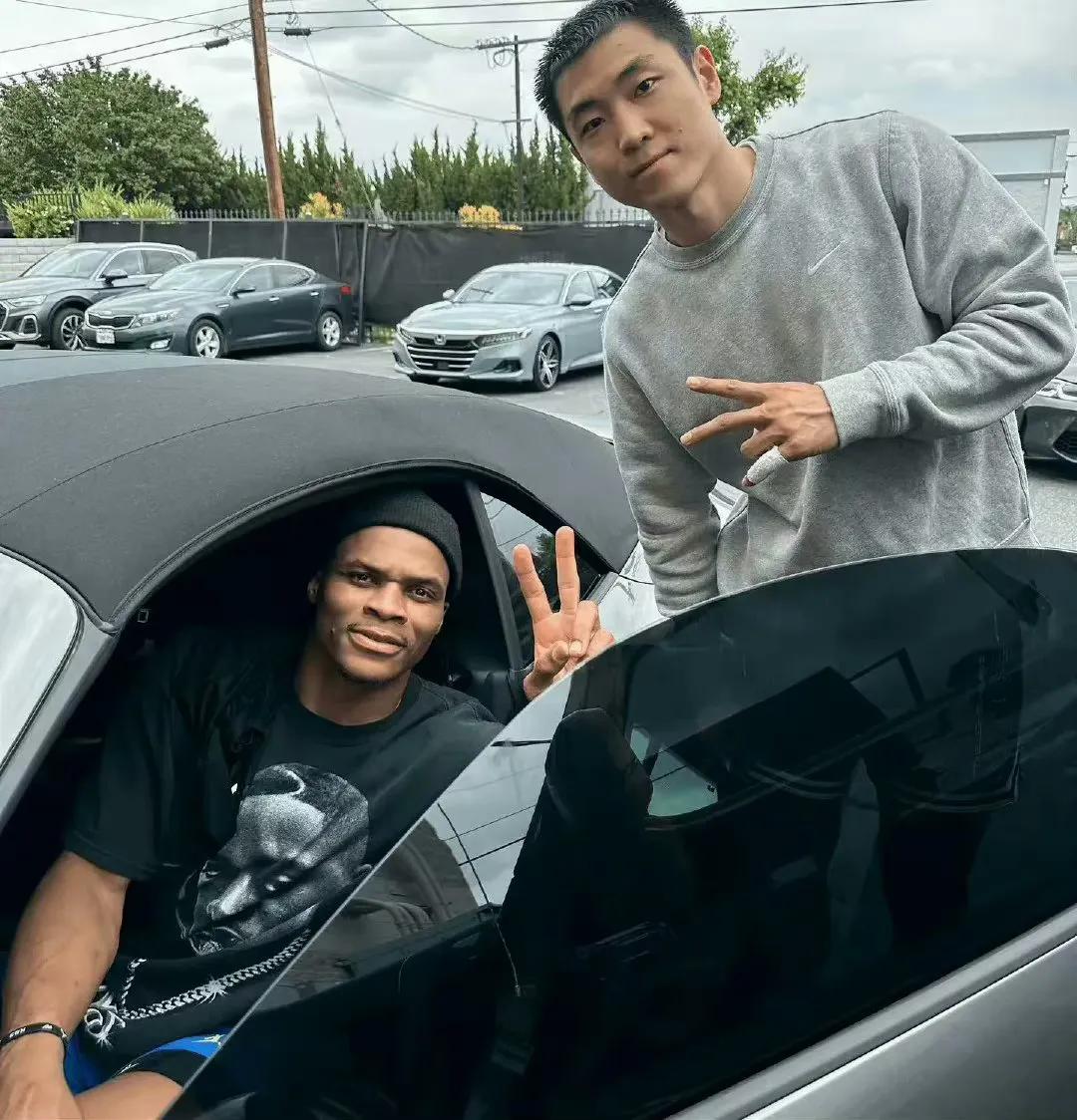 这黑人球迷应该挺有钱的吧

高诗岩在洛杉矶训练，与一位开跑车的黑人“球迷”合影~